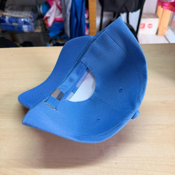 Gorra lisa celeste - Image 2