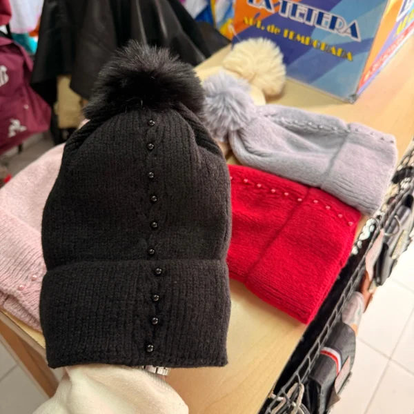 Gorro de dama con perlas pompón y polar - Image 2