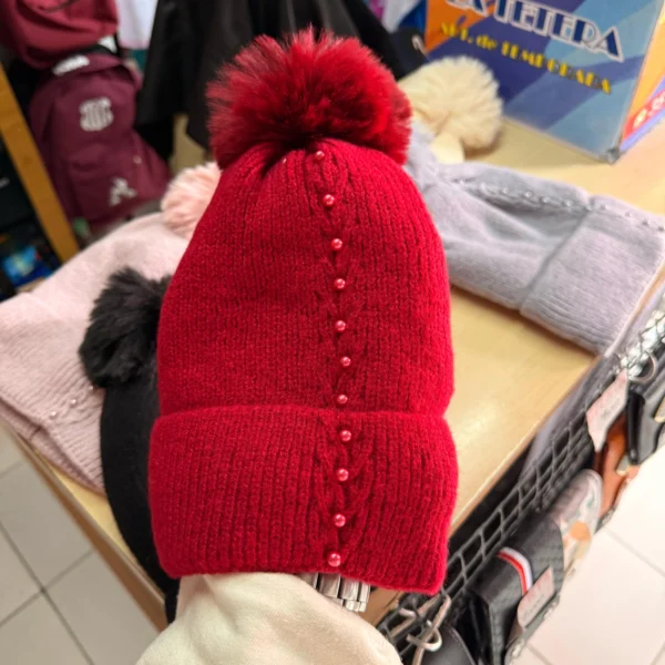 Gorro de dama con perlas pompón y polar - Image 3