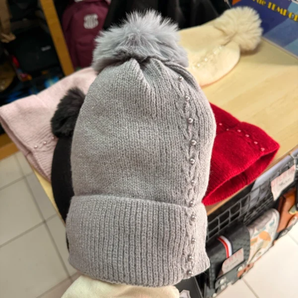 Gorro de dama con perlas pompón y polar - Image 4