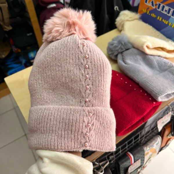 Gorro de dama con perlas pompón y polar - Image 5