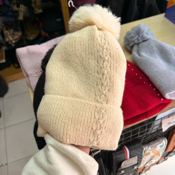 Gorro de dama con perlas pompón y polar - Image 6