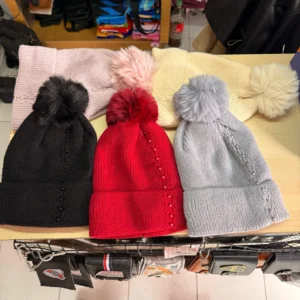 Gorro de dama con perlas pompón y polar