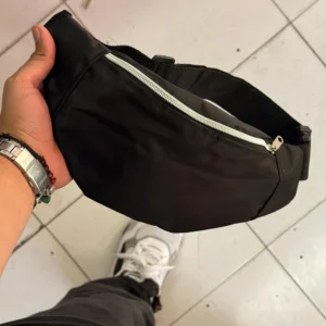 Riñonera negra de un solo bolsillo