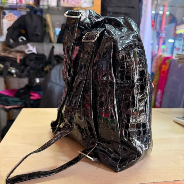 Mochila negra engomada - Image 2