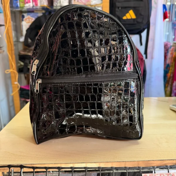 Mochila negra engomada