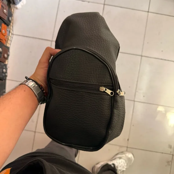 Bolso negro cruzado de cuerina - Image 2
