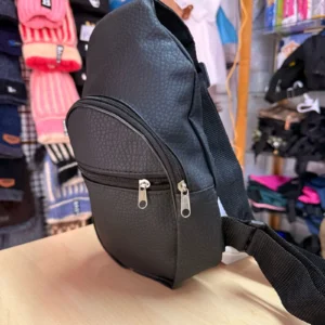 Bolso negro cruzado de cuerina