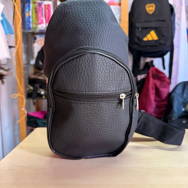 Bolso negro cruzado de cuerina - Image 3